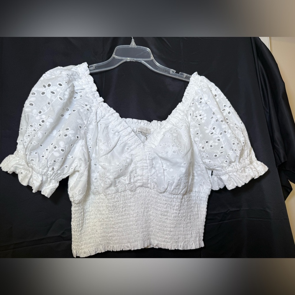 Jennifer & Grace Womens LARGE White Eyelet Cropped Smocked Blouse Peasant Sleeve